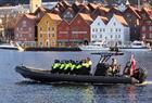 Rib-båt med Bryggen i Bergen i bakgrunnen