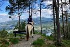 Ridetur i byfjellene med Øvre-Eide gård