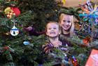 Bli med å lag juletrepynt til våre juletrær i utstillingen.