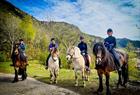 Ridetur i byfjellene med Øvre-Eide gård