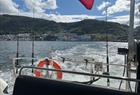 Utsikt fra bakre del av båten når båten forlater Bergen