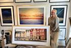 Marianne med «Bryggen X» i galleriet sitt.