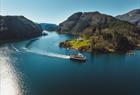 Fjord cruiset seiler gjennom smale Mostraumen