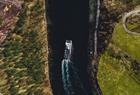 Fjord cruiset seiler gjennom smale Mostraumen