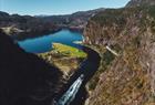 Fjord cruiset seiler gjennom smale Mostraumen