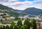 Lost in Norway - Bergen sentrum med Ulriken i bakgrunnen