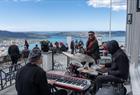 Stemningsfull livejazz med utsikt over Bergen fra uteserveringen til Fløirestauranten.