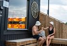 Benk på utsiden av badstuen