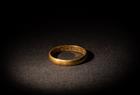 En gullring i utstillingen Under jorden på Bryggens Museum