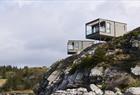 Fjordsuiter som svever 15 m over havet