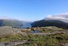 Hikletten ved Træet gård - nydelig utsikt over fjord og fjell som omkranser Osterøy