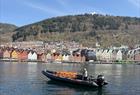 Rib-båt med Bryggen i Bergen i bakgrunnen