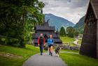 Vandrere ved Borgund stavkyrkje langs Kongevegen