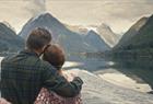 Par som ser utover fjorden på et fjord cruise