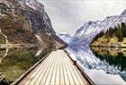 Snøkledde fjelltopper i fjordlandskap