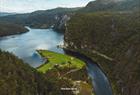 Fjord cruiset seiler gjennom smale Mostraumen