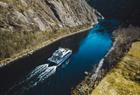 Fjord cruiset seiler gjennom smale Mostraumen