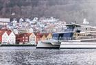 Bergen City Cruise seiler foran Bryggen