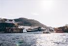 Bergen City Cruise passerer sjøbodene i Sandviken