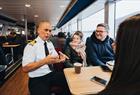 Kapteinen i samtale med reisende