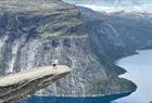 Trolltunga med utsikt over Ringedalsvannet