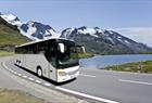 Turbuss langs veien i Hardanger
