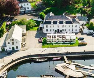 Luxury stay in Bergen - historic accommodation - Bekkjarvik gjestgiveri sett fra oven