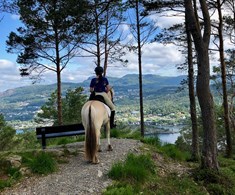 Ridetur i byfjellene med Øvre-Eide gård