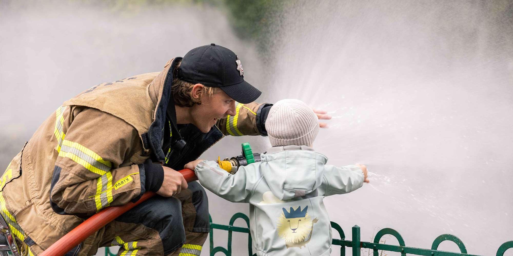 Å spyle med brannslange blir en av mange kjekke aktiviteter i Nygårdsparken. Å spyle med brannslange blir en av mange kjekke aktiviteter i Nygårdsparken.