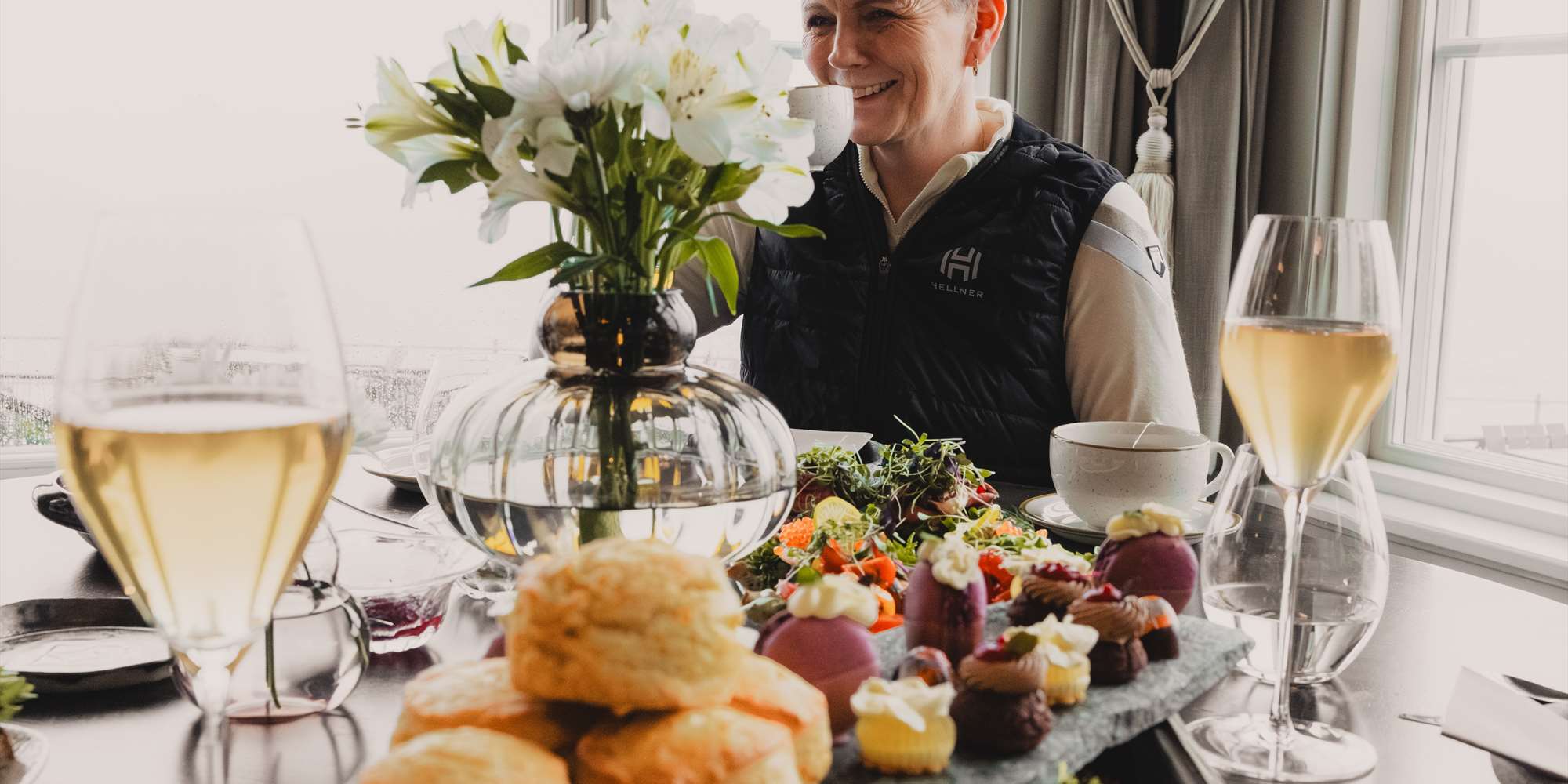Serveres i Schou, området innerst i Fløirestauranten, med utsikt over hele byen. Serveres i Schou, området innerst i Fløirestauranten, med utsikt over hele byen.