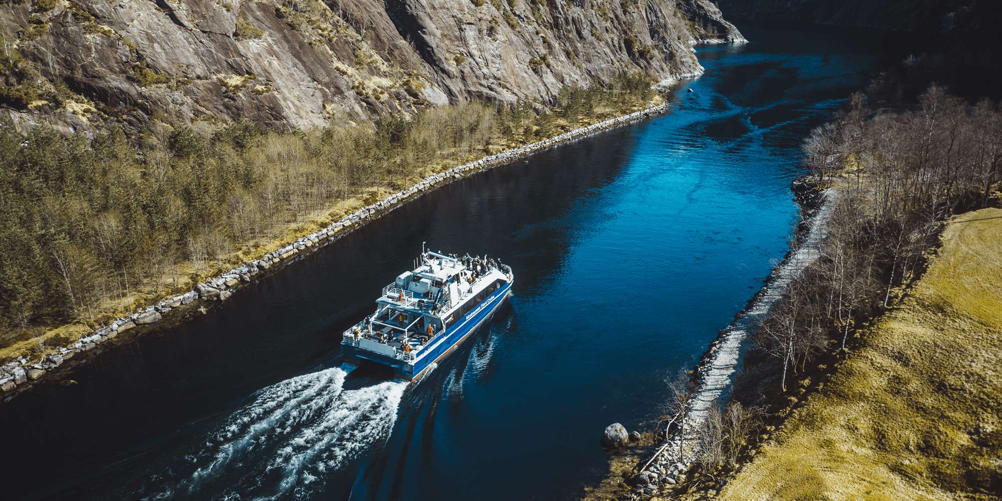 Fjord cruiset seiler gjennom smale Mostraumen