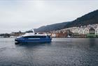 Båten på vei ut Vågen i Bergen