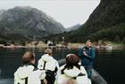 Underveis forteller guiden om den unike fjordkulturen
